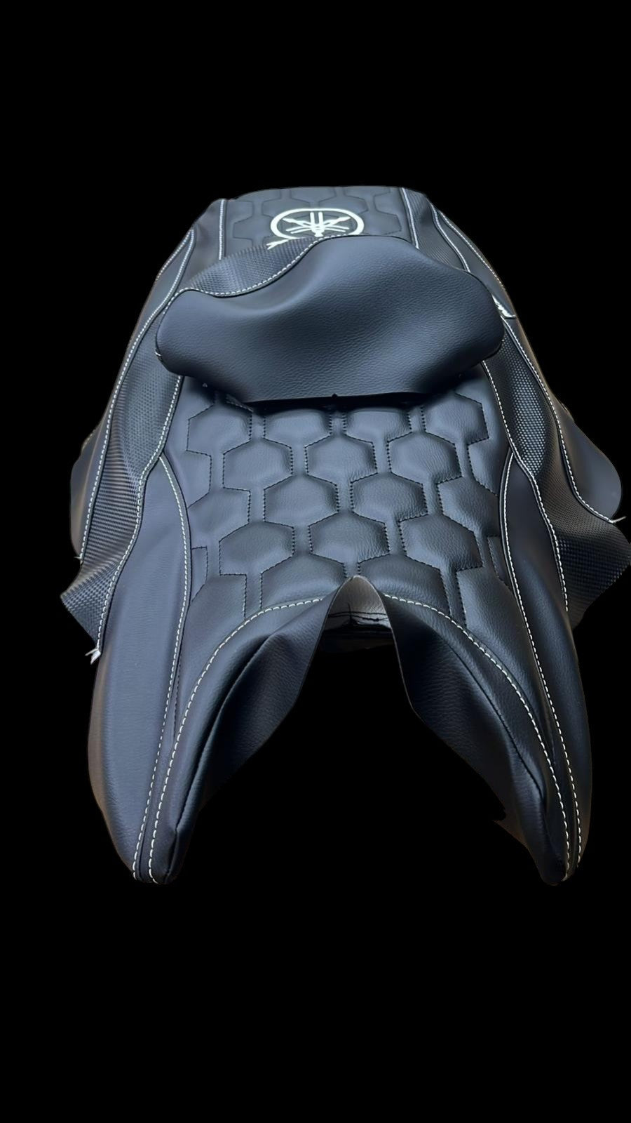 Fodera Sella Yamaha TMAX 2008–2016 • Pelle Nera • Honeycomb Logo – Copertura Rivestimento PabloStMaxShop