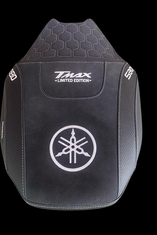 Fodera Sella Yamaha TMAX 530 2017–2019 • Camoscio Nero & Carbon Look • Limited Edition Bianco – Copertura Rivestimento PabloStMaxShop