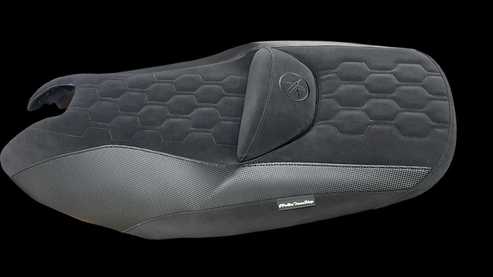 Fodera Sella Yamaha TMAX 2001–2007 • Camoscio Nero & Carbonio • Versione Esagonale Premium – Copertura Rivestimento PabloStMaxShop