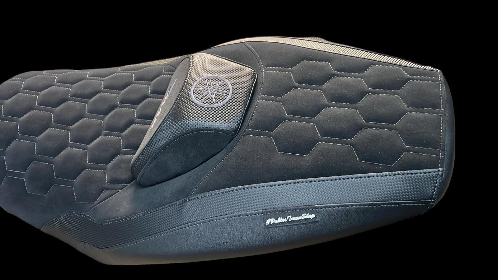 Fodera Sella Yamaha TMAX 560 2022–2025 • Black Edition Camoscio/Carbonio • Ricamo Yamaha – Copertura Rivestimento PablosTmaxshop