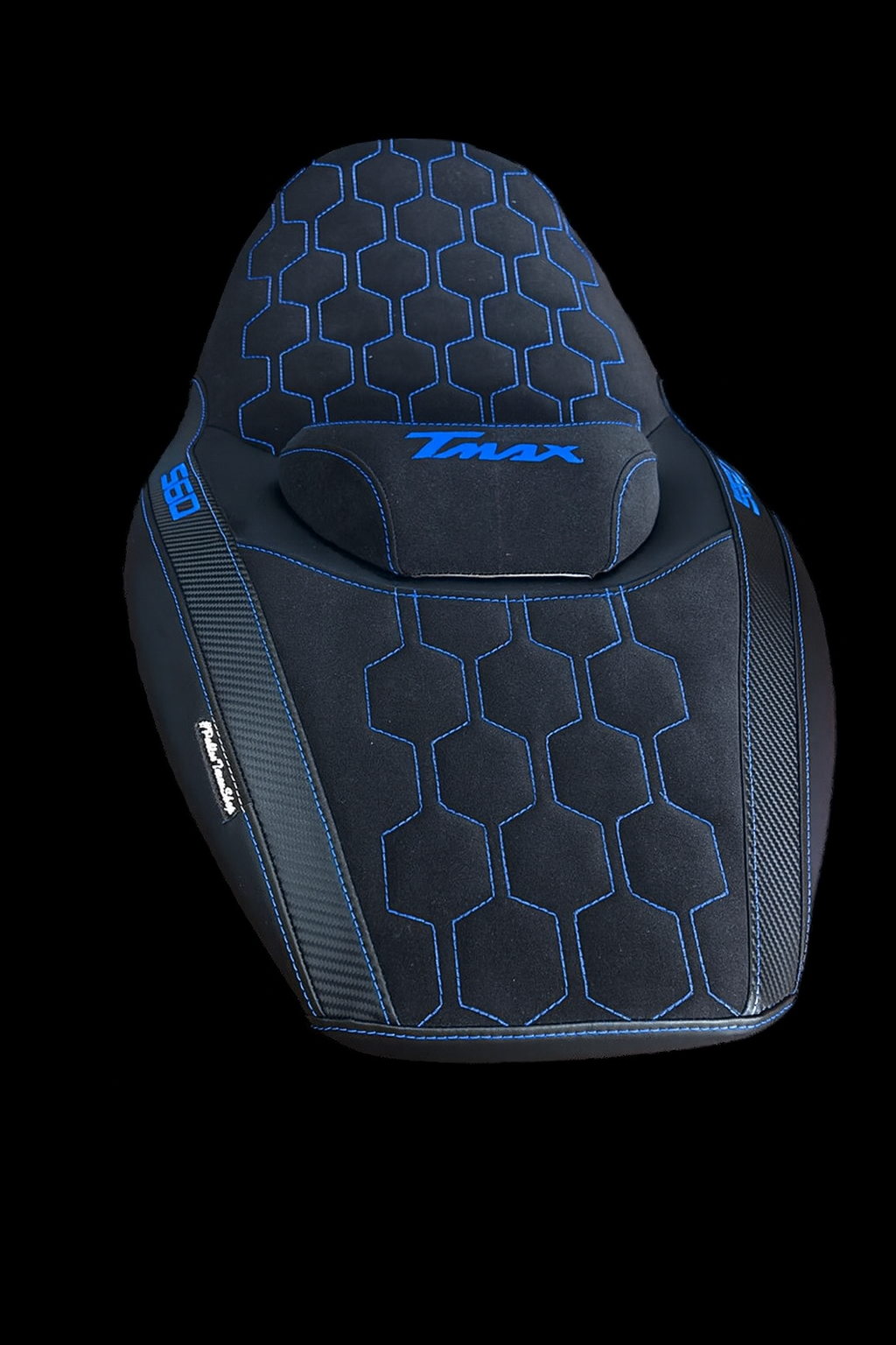 Pfodera Sella Yamaha TMAX 560 2022–2025 • Camoscio Nero & Carbonio • Versione 2024 – Copertura Rivestimento PabloStMaxShop