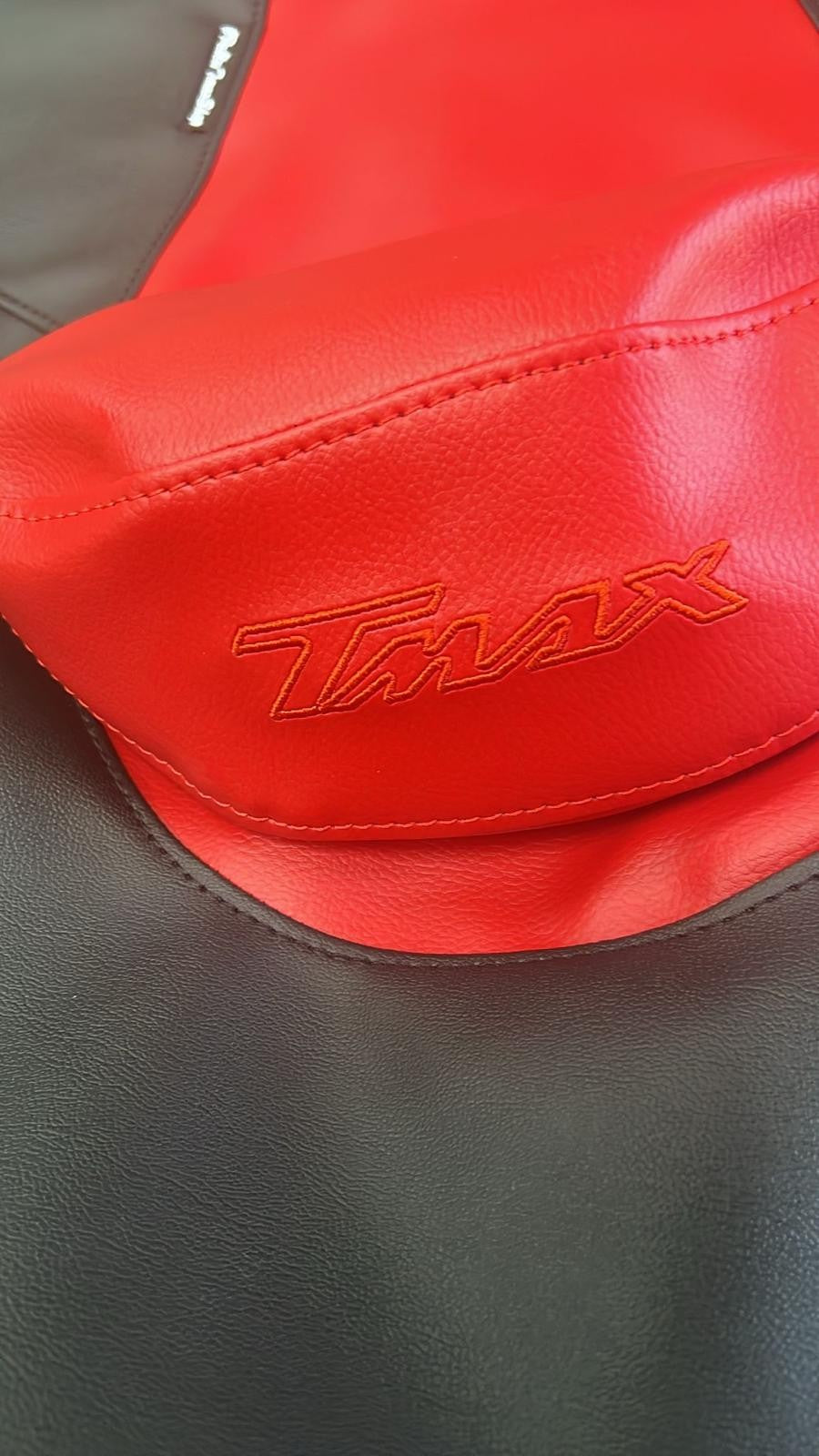 Fodera Sella Yamaha TMAX 2001–2007 Black Max • Replica Originale • Seduta e Cuscino Rossi – Copertura Rivestimento PablosTmaxshop