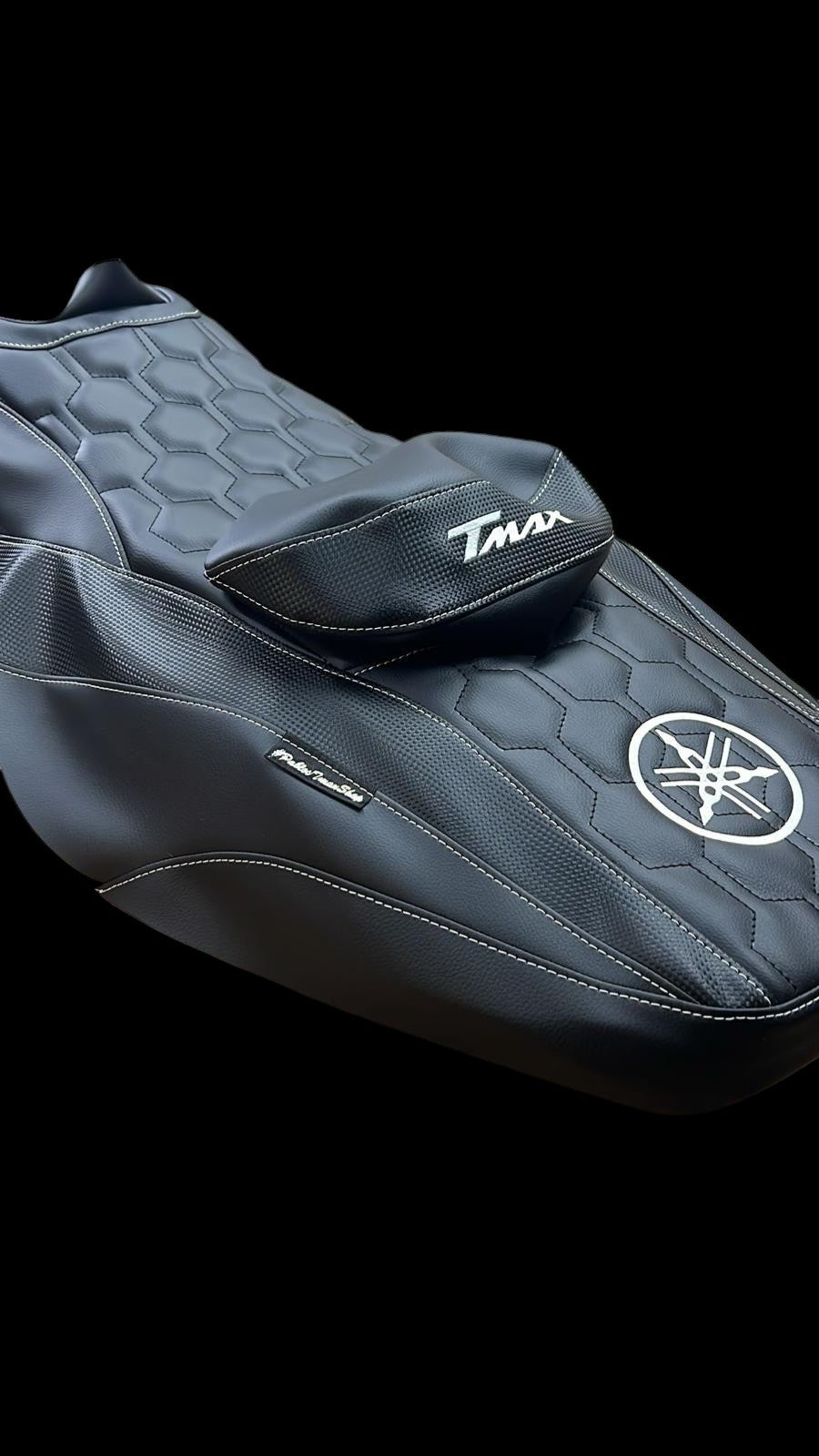 Fodera Sella Yamaha TMAX 2008–2016 • Pelle Nera • Honeycomb Logo – Copertura Rivestimento PabloStMaxShop
