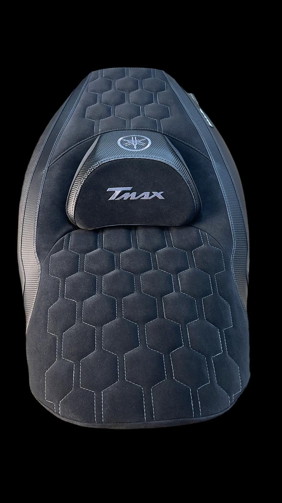 Fodera Sella Yamaha TMAX 560 2022–2025 • Black Edition Camoscio/Carbonio • Ricamo Yamaha – Copertura Rivestimento PablosTmaxshop