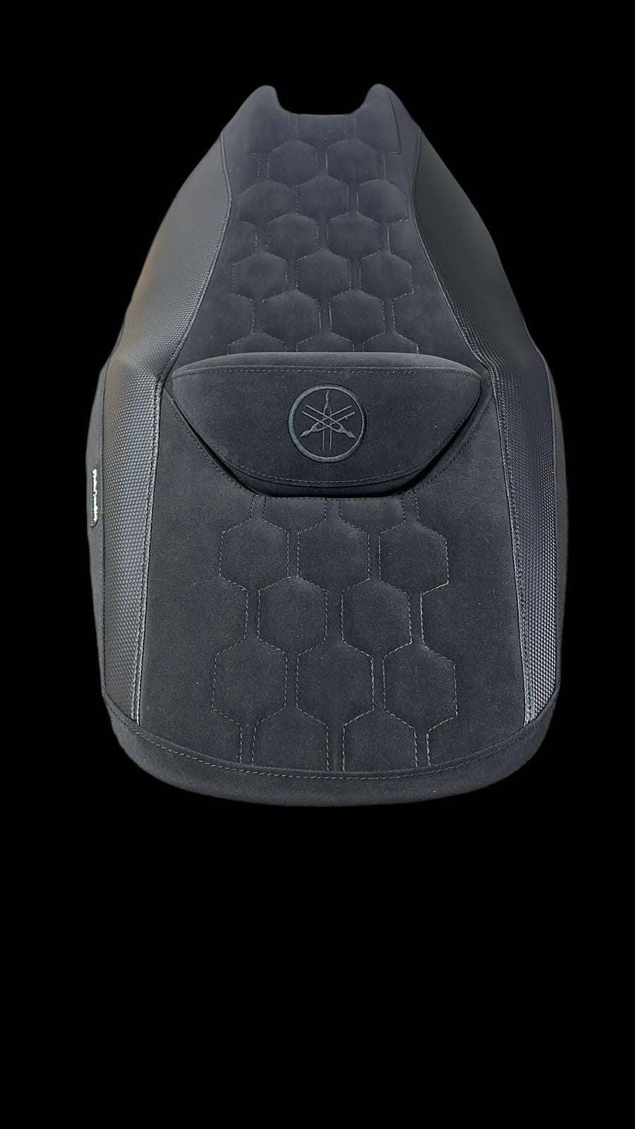 Fodera Sella Yamaha TMAX 2001–2007 • Camoscio Nero & Carbonio • Versione Esagonale Premium – Copertura Rivestimento PabloStMaxShop