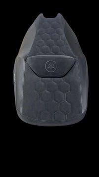 Fodera Sella Yamaha TMAX 2001–2007 • Camoscio Nero & Carbonio • Versione Esagonale Premium – Copertura Rivestimento